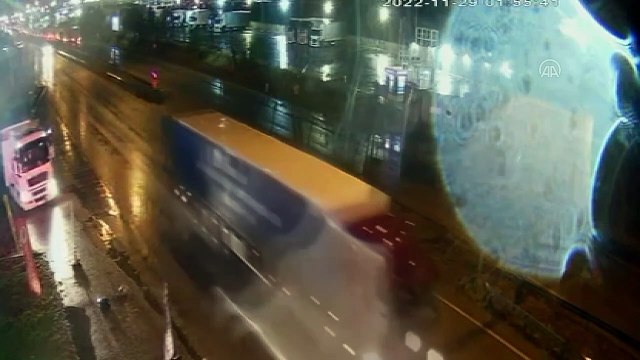 Tırla otomobilin çarpıştığı kazada 5 kişi yaralandı