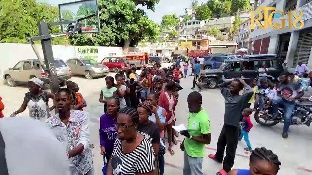 Plizyè fanmi deplase ki soti Dekayèt ak Savann Pistach kafoufèy resevwa kit alimantè.