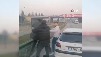 Trafikte yol verme kavgası ringleri aratmadı... O anlar kamerada