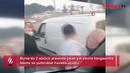 Trafikte yol verme kavgası ringleri aratmadı