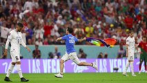 Un espontáneo salta al campo en Catar con una bandera LGTBI