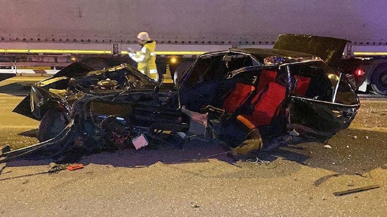 TIR ile çarpışan otomobil, ikiye ayrıldı