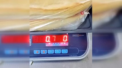 Ağırlıklarından şüphelendi, tarttığı ekmeklerin gramajının eksik olduğunu gördü