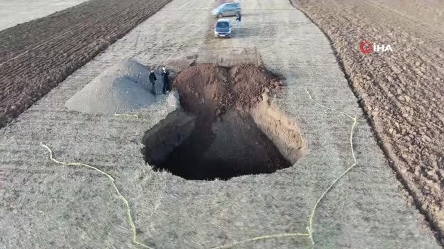 Sivas'ta obruk paniği... 15 metre ile obruğun içerisine düşmekten kurtuldu