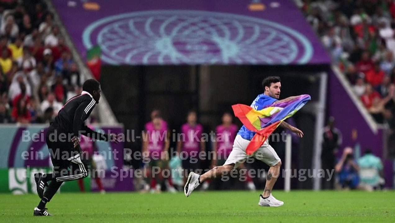 Katar: Mann mit Regenbogenflagge stürmt bei WM auf den Platz