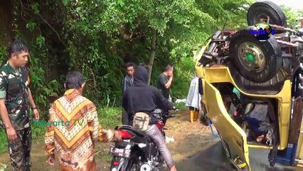 Gagal Menanjak Truk Terbalik Timpa Pemotor