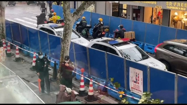 A Shanghai la polizia pattuglia le strade dopo le proteste