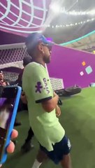 شبيه نيمار يخدع رجال الأمن ويدخل أرض ملعب مباراة البرازيل وسويسرا