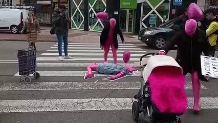 Concienciación sobre los atropellos a pie de un paso de peatones