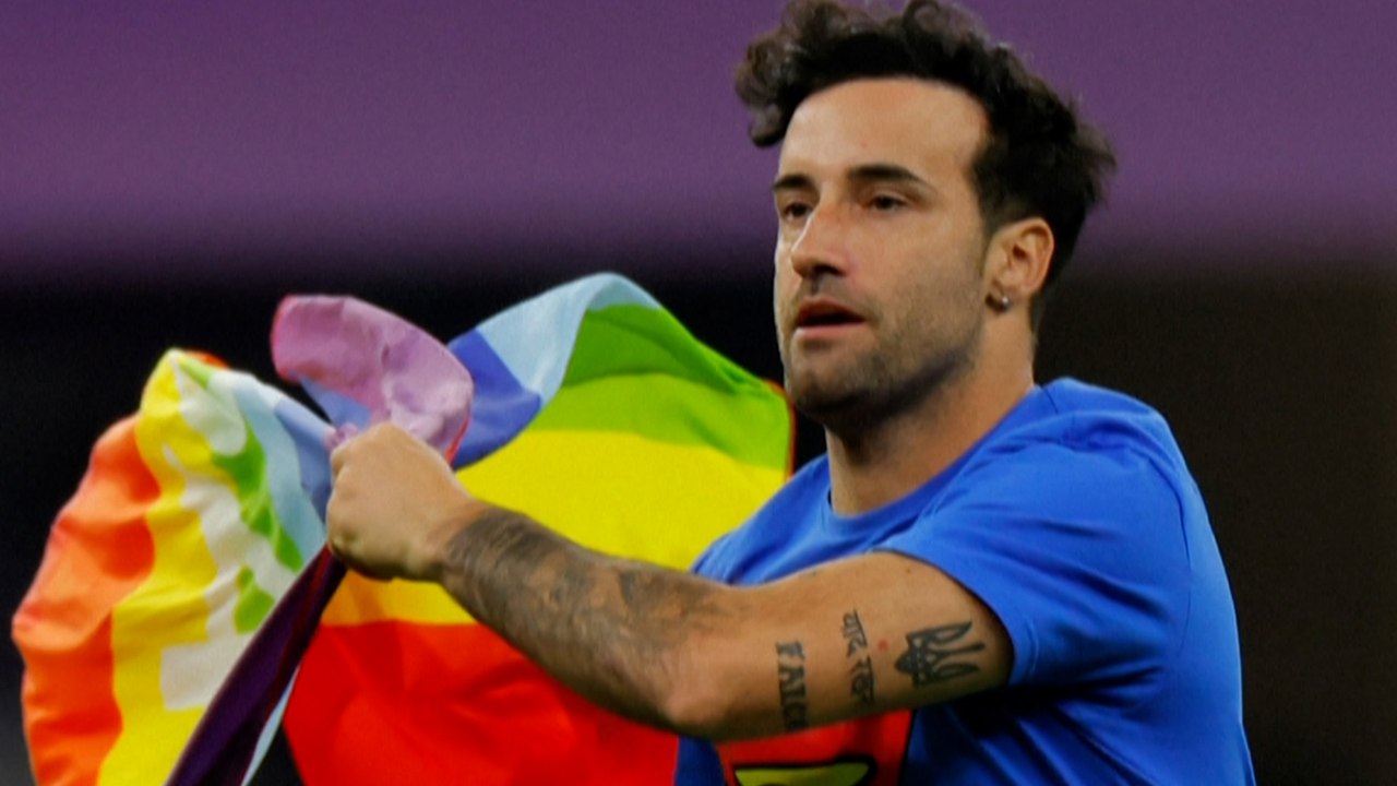 Coupe du monde : Mario Ferri, l'homme qui a envahi la pelouse avec un drapeau arc-en-ciel lors de Portugal-Uruguay