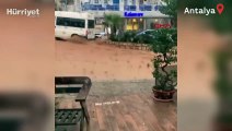 Antalya Kaş'ta sel! Caddeler suyla doldu, araçlar trafikte ilerlemekte güçlük çekti