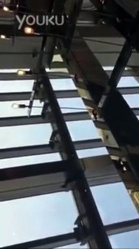 Des laveurs de vitres passent un sale moment au 92e étage d'un gratte-ciel à Shanghai