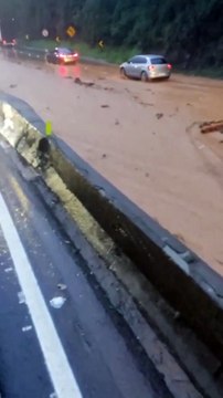 Vídeos mostram BR-376 alagada horas antes de deslizamento; rodovia fica entre SC e PR