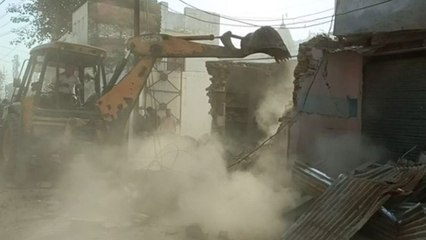 Gwalior news: सेवा नगर रोड पर बुलडोजर से तोड़े गए सड़क किनारे के मकान, पुलिस रही मौजूद