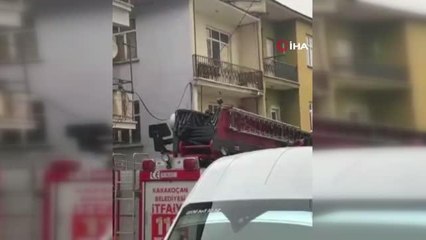 Binanın çatısında mahsur kalan köpek böyle kurtarıldı