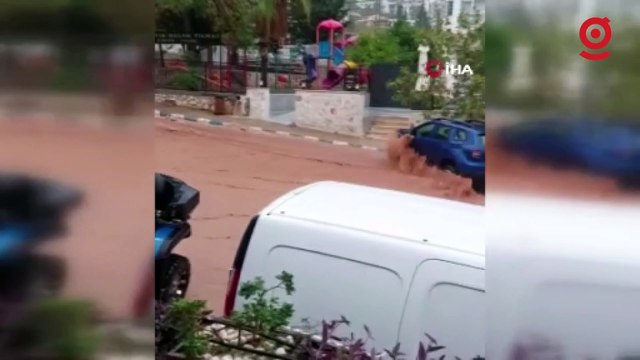 Kaş’ta sel... Caddeler suyla doldu, araçlar trafikte ilerlemekte güçlük çekti