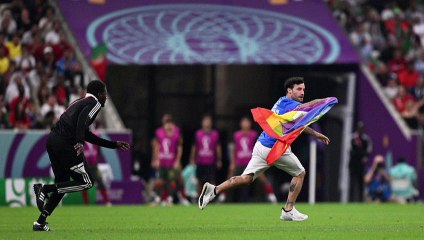 Mondial: un homme avec un drapeau arc-en-ciel sur la pelouse pendant Portugal-Uruguay