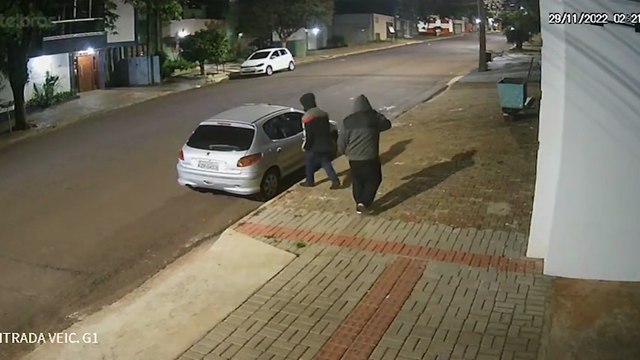 Mesmo em frente a câmeras, ladrões abrem carro e furtam notebook