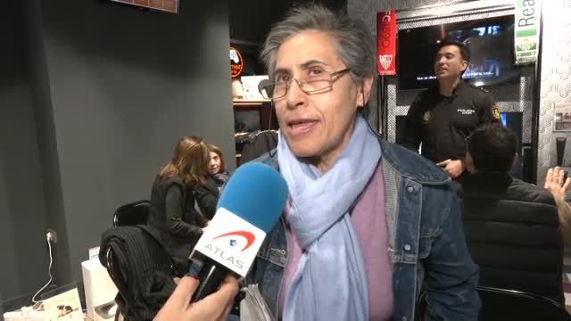 Los cursos Mayores Conectados ayudan a las personas de la tercera edad a aprender sobre el manejo del móvil