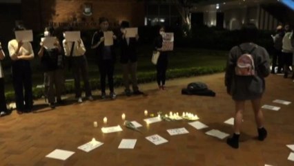 A Hong Kong esposti fogli bianchi contro la censura cinese