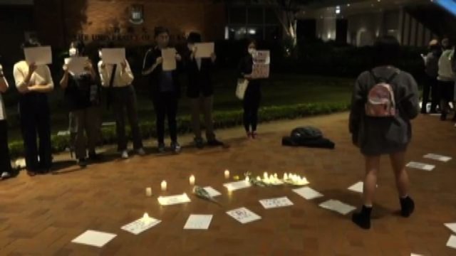 A Hong Kong esposti fogli bianchi contro la censura cinese