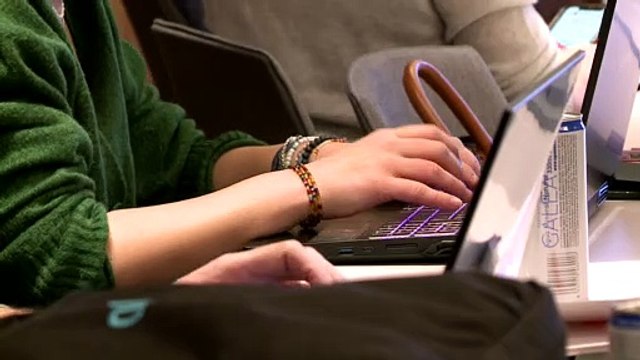 Casi la mitad de los jóvenes españoles invierte en productos financieros