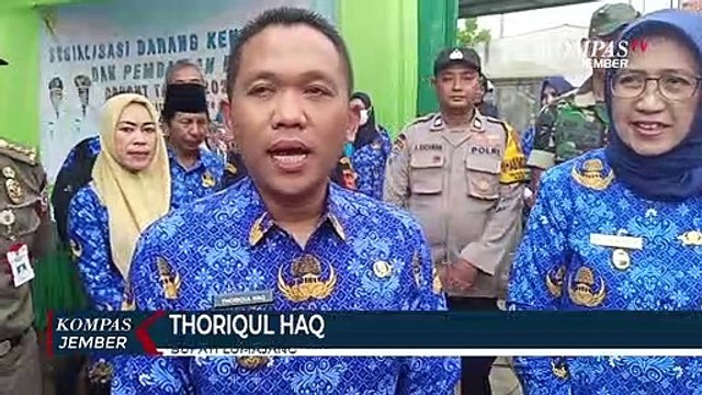 Bupati dan Wakil Bupati Lumajang Bagikan BLT DBHCHT ke Buruh Tani