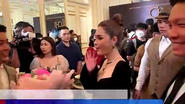 Đoàn Di Băng rạng rỡ xuất hiện cùng đoàn vệ sĩ tại sự kiện