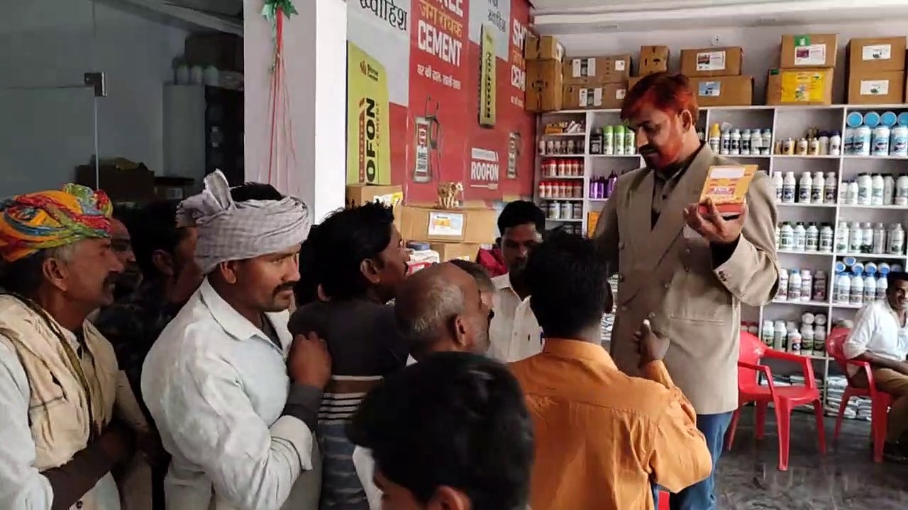टोकन के हिसाब से प्रति किसान 5 बैग वितरित