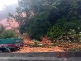 Deslizamento de terras atinge vários carros no Brasil. Há desaparecidos