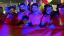 Falsos aficionados animando a España durante el Mundial de Qatar 2022 / REDES
