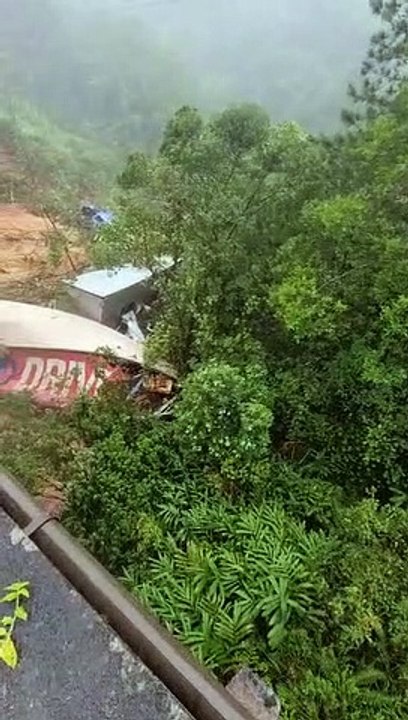 Veja como ficaram os veículos atingidos por deslizamento na BR-376, entre SC e PR