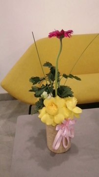 Beautiful flowers arranged #boquetofflowers#vases and a lovely box cloudy style