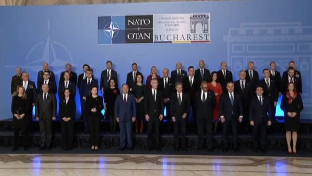 Foto di famiglia dei ministri Esteri al vertice Nato a Bucarest