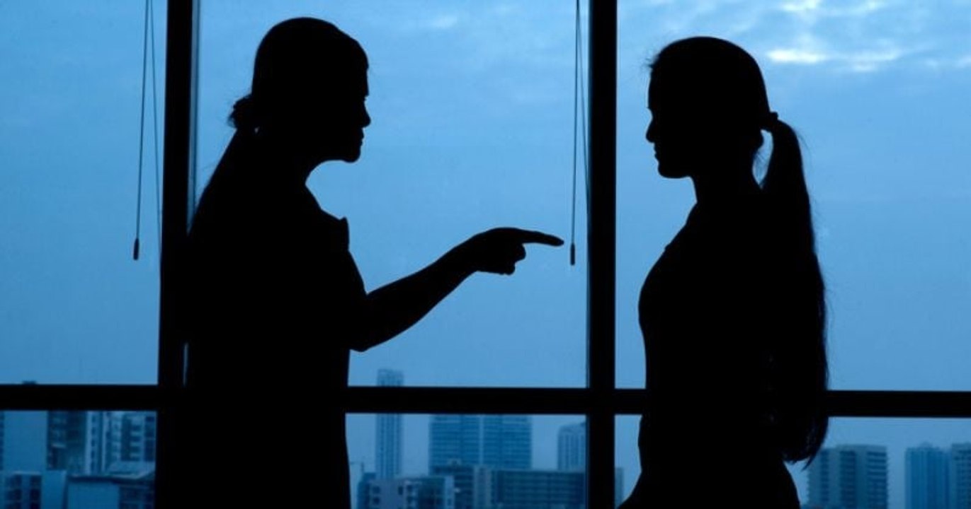 Pour se venger de sa mère, elle propose de l'héberger en lui imposant le même traitement qu'elle lui faisait subir enfant