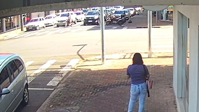 Vídeo mostra motociclista sendo jogado contra carro em colisão no Centro
