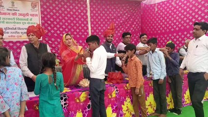 बालकों को मिला यूनिफार्म का कपड़ा, सप्ताह में दो दिन मिलेगा दूध