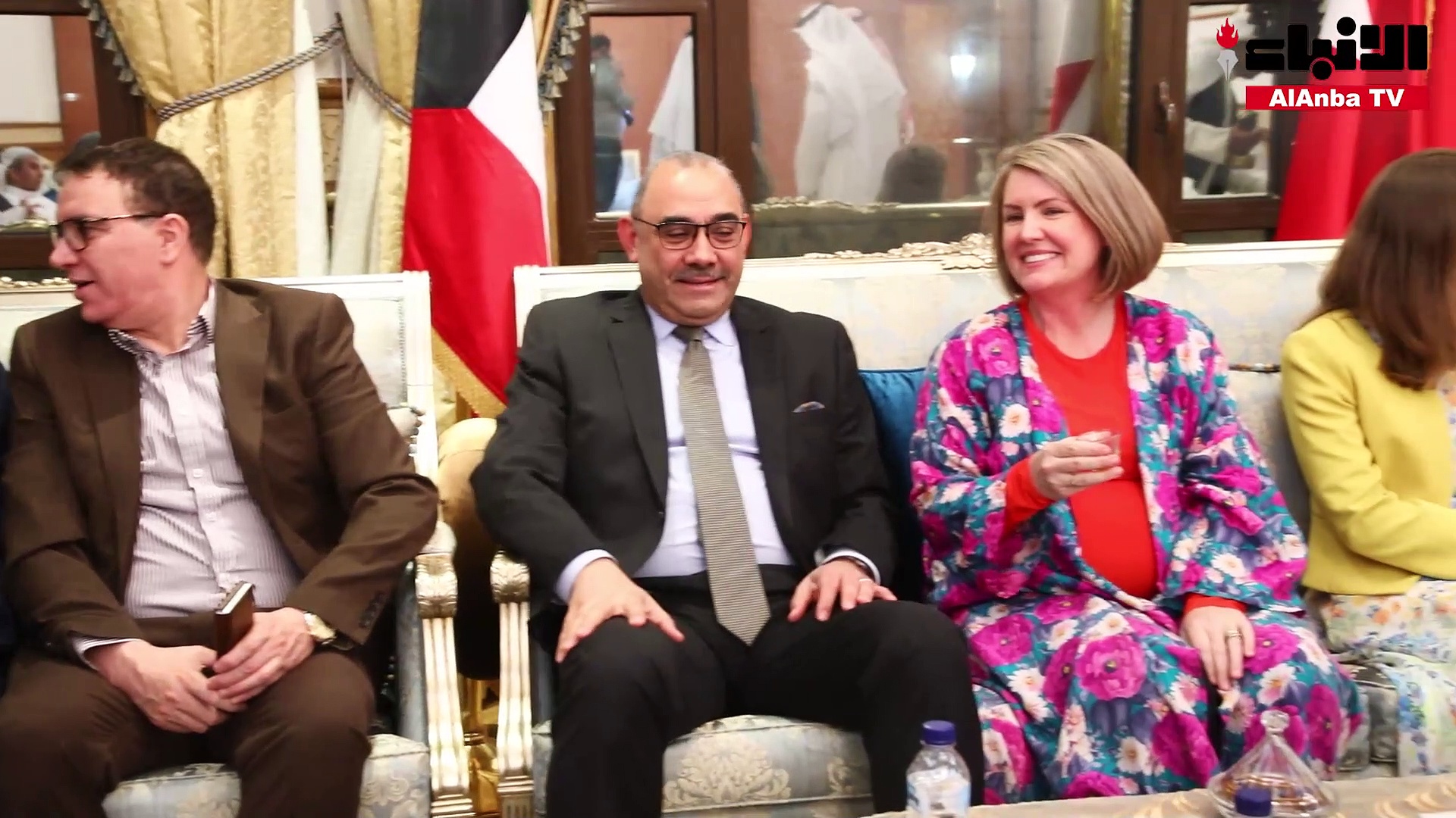 السفير البحريني استقبل رواد ديوانية السفارة