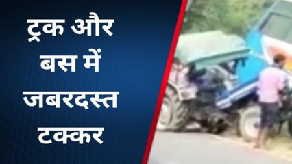 उन्नाव: ट्रैक्टर और बस अनियंत्रित होकर खंती में पलटी, देंखे वीडियो