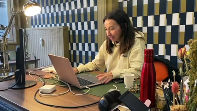 Nouvel espace de coworking ambiance années 70