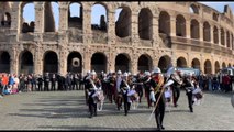 La banda della Royal Navy britannica nei luoghi iconici di Roma