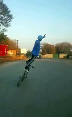 Ce qu'il fait avec son vélo en pleine rue est dingue