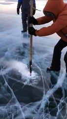 Video herunterladen: Sons du lac Baïkal... impressionnant bruit sur le lac gelé