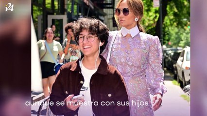 JLo posa junto a sus guapas hermanas y sorprende lo parecidas que son