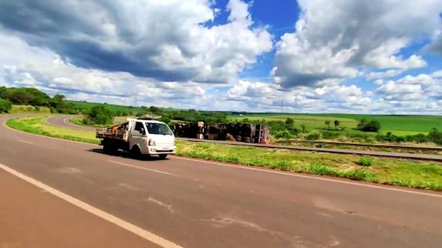 Em menos de 24h carreta tomba duas vezes na BR-467