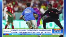 Hombre que entró al campo con una bandera en el partido Portugal vs. Uruguay fue liberado