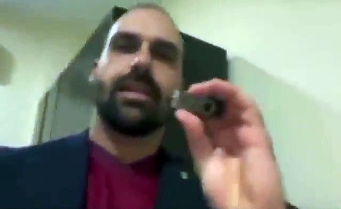 Eduardo Bolsonaro diz que foi ao Catar entregar pendrive sobre 'situação do Brasil'