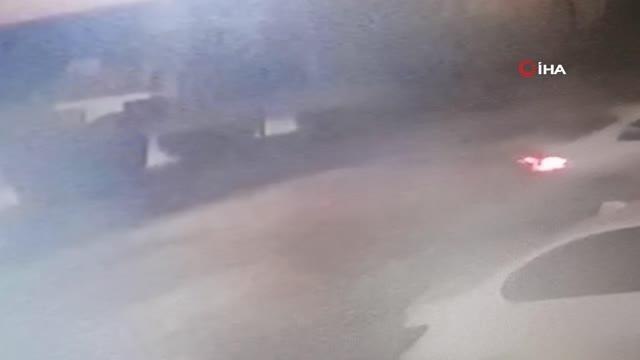 Ağaca çarpan otomobil ikiye bölündü...Kaza anı kamerada: 2 yaralı