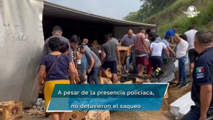 Saquean tráiler de cervezas tras volcadura en Veracruz