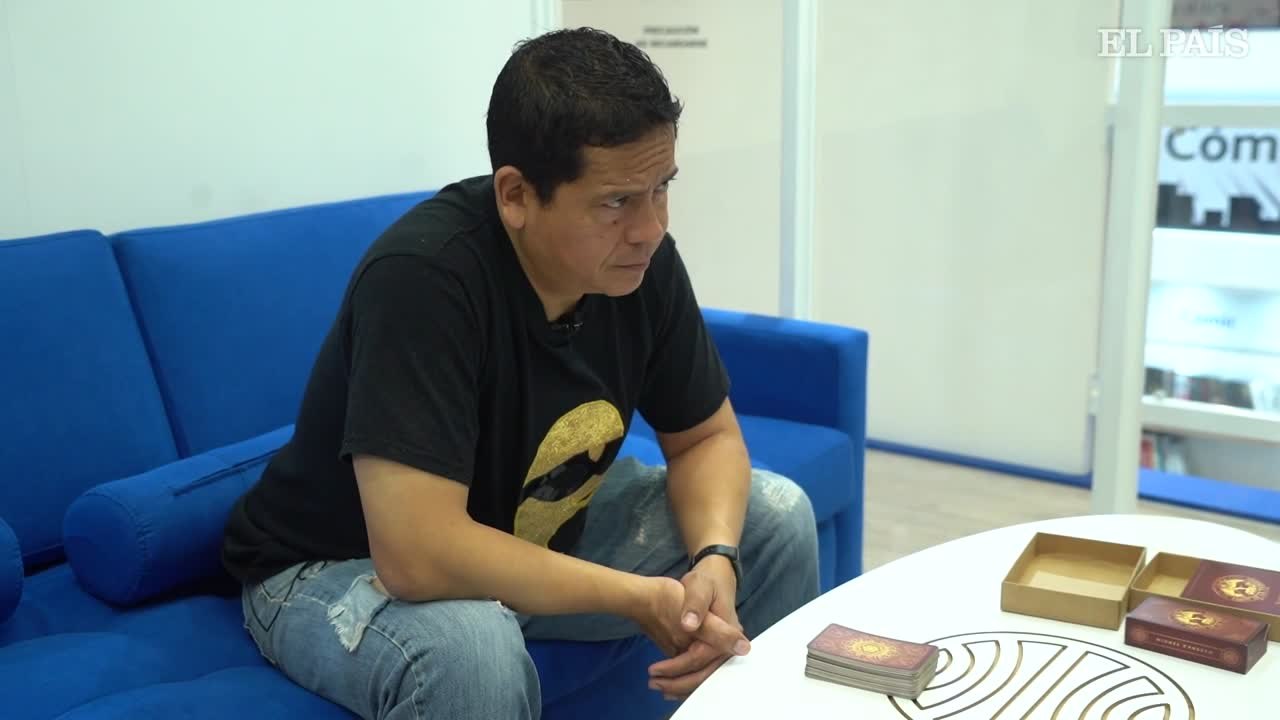 Julián Herbert lee el tarot para Gioconda Belli | El País